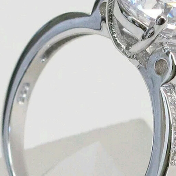 Classy 2 CT center stone Solitaire in .925 - Picture 3 of 3